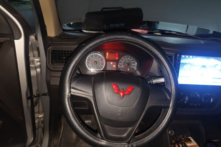 Used Wuling Hongguang V 2021 1.5L Jingqu Edition Enclosed-Window Vehicle LAR Steering Wheel