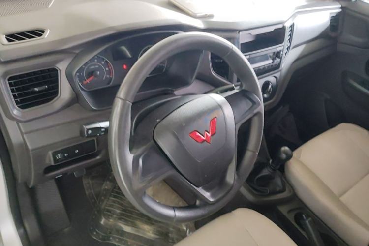 Used Wuling Hongguang V 2021 1.5L Jingqu Edition Enclosed-Window Vehicle LAR Steering Wheel