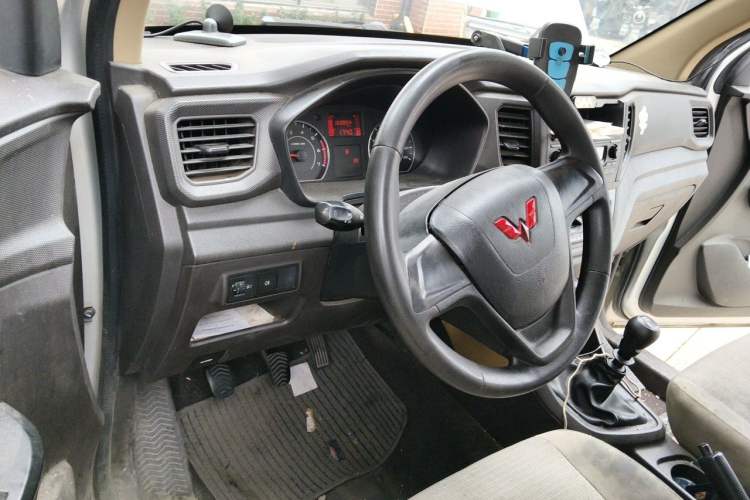 Used Wuling Hongguang V 2021 1.5L Jingqu Edition Enclosed-Window Vehicle LAR Steering Wheel