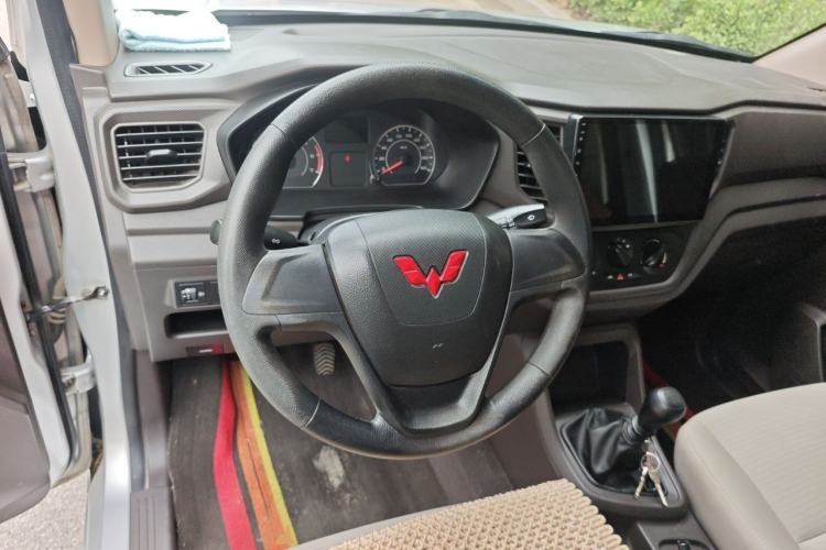 Used Wuling Hongguang V 2021 1.5L Jingqu Edition Enclosed-Window Vehicle LAR Steering Wheel