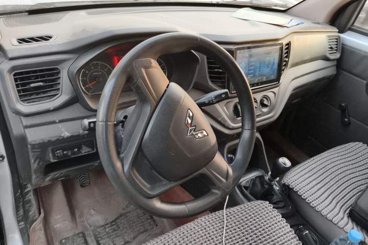 Used Wuling Hongguang V 2021 1.5L Jingqu Edition Enclosed-Window Vehicle LAR Steering Wheel