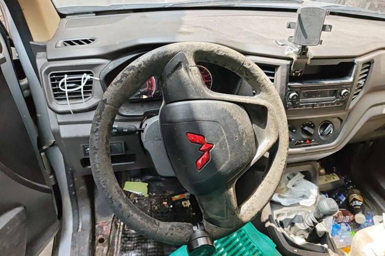 Used Wuling Hongguang V 2021 1.5L Jingqu Edition Enclosed-Window Vehicle LAR Steering Wheel