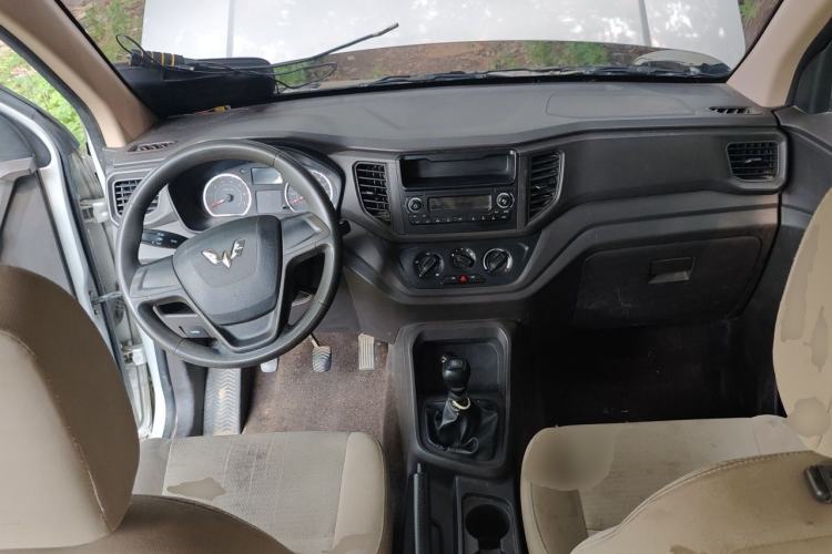 Used Wuling Hongguang V 2021 1.5L Jingqu Edition Enclosed-Window Vehicle LAR Steering Wheel