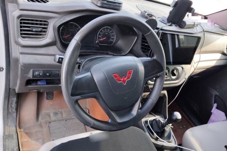 Used Wuling Hongguang V 2021 1.5L Jingqu Edition Enclosed-Window Vehicle LAR Steering Wheel