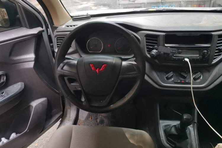 Used Wuling Hongguang V 2021 1.5L Jingqu Edition Enclosed-Window Vehicle LAR Steering Wheel
