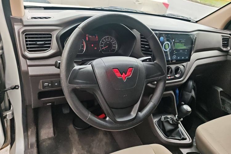Used Wuling Hongguang V 2021 1.5L Jingqu Edition Enclosed-Window Vehicle LAR Steering Wheel