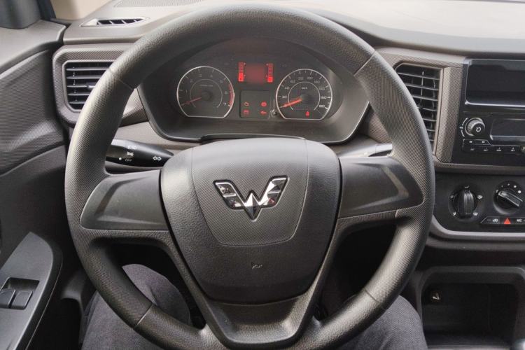 Used Wuling Hongguang V 2021 1.5L Jingqu Edition Enclosed-Window Vehicle LAR Steering Wheel
