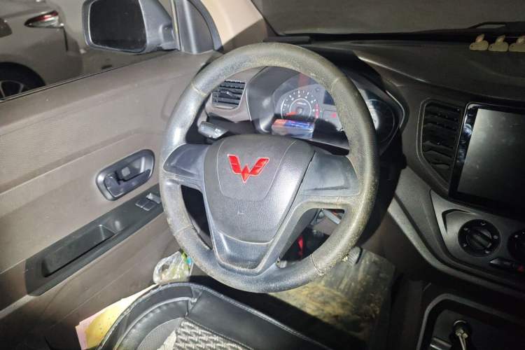 Used Wuling Hongguang V 2021 1.5L Jingqu Edition Enclosed-Window Vehicle LAR Steering Wheel