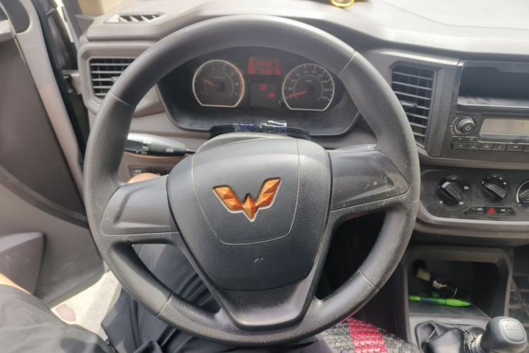 Used Wuling Hongguang V 2021 1.5L Jingqu Edition Enclosed-Window Vehicle LAR Steering Wheel