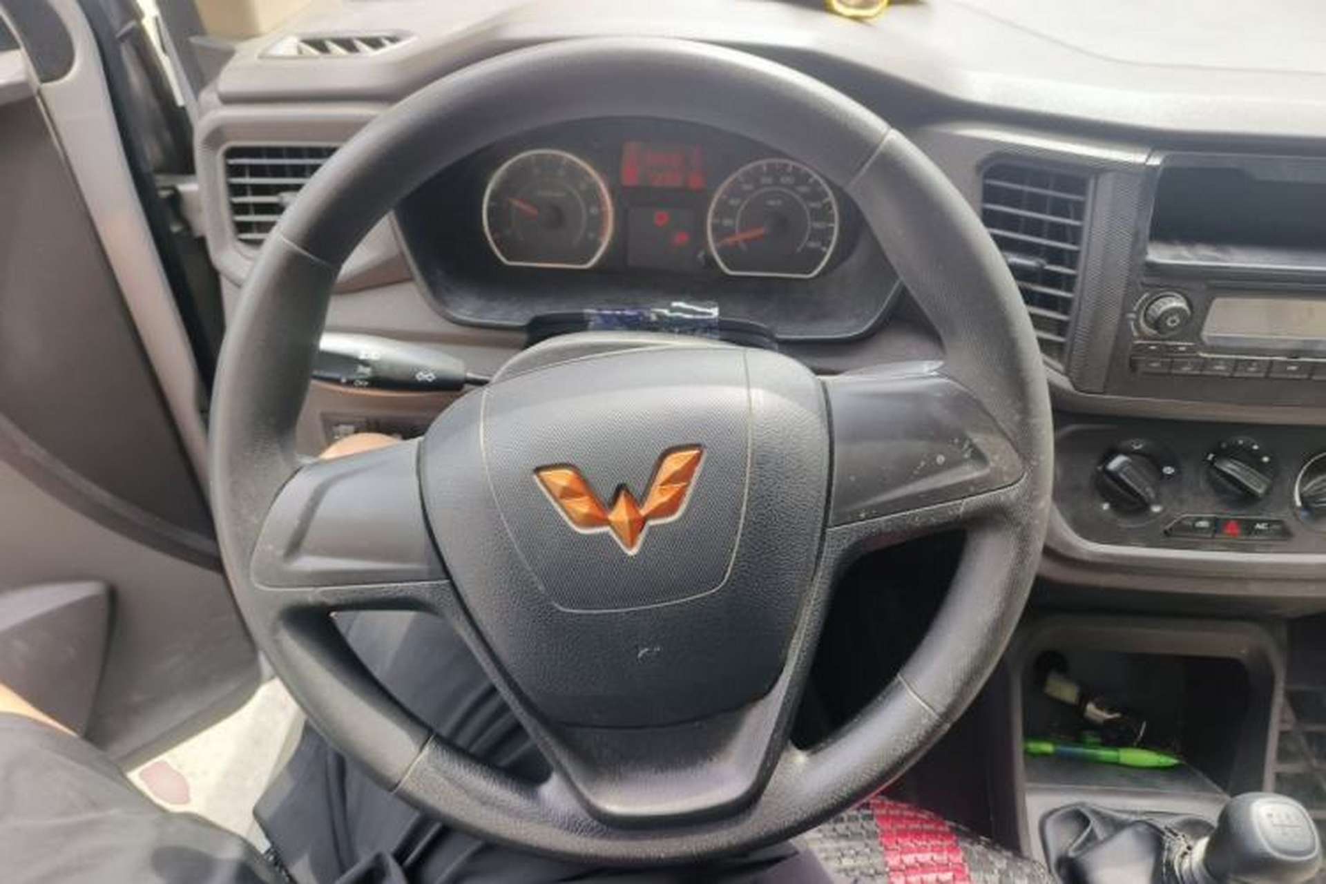 Used Wuling Hongguang V 2021 1.5L Jingqu Edition Enclosed-Window Vehicle LAR Steering Wheel