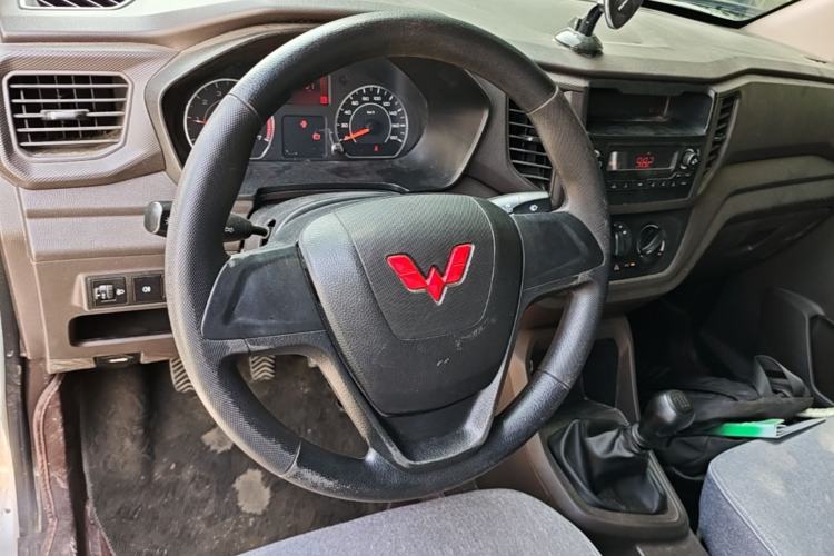 Used Wuling Hongguang V 2021 1.5L Jingqu Edition Enclosed-Window Vehicle LAR Steering Wheel