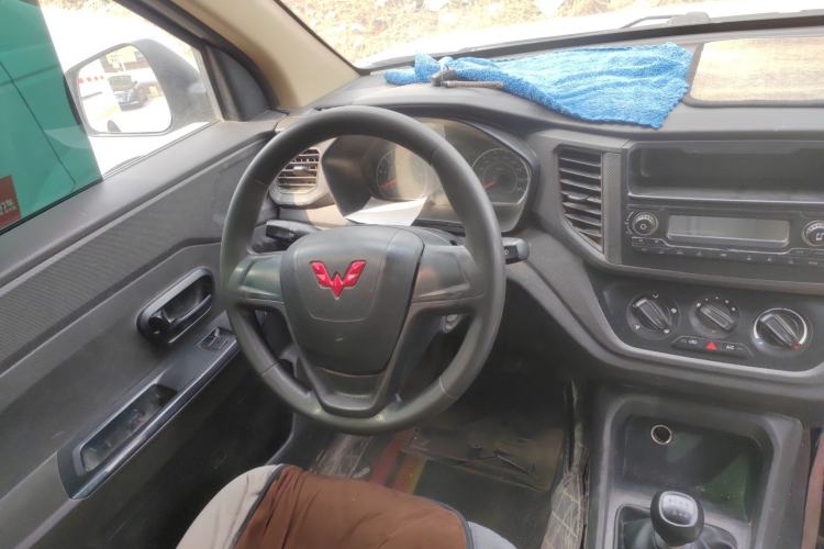 Used Wuling Hongguang V 2021 1.5L Jingqu Edition Enclosed-Window Vehicle LAR Steering Wheel