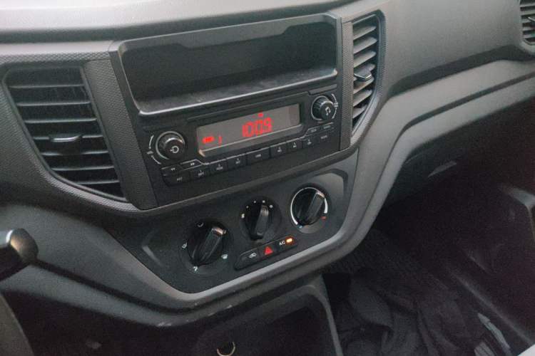 Used Wuling Hongguang V 2021 1.5L Jingqu Edition Enclosed-Window Vehicle LAR Audio And AC Panel