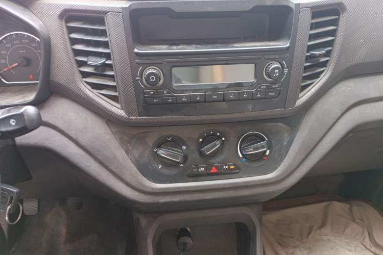 Used Wuling Hongguang V 2021 1.5L Jingqu Edition Enclosed-Window Vehicle LAR Audio And AC Panel