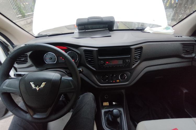 Used Wuling Hongguang V 2021 1.5L Jingqu Edition Enclosed-Window Vehicle LAR Center Console