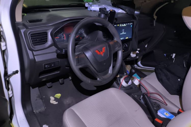 Used Wuling Hongguang V 2021 1.5L Jingqu Edition Enclosed-Window Vehicle LAR Center Console