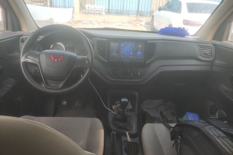 Used Wuling Hongguang V 2021 1.5L Jingqu Edition Enclosed-Window Vehicle LAR Center Console