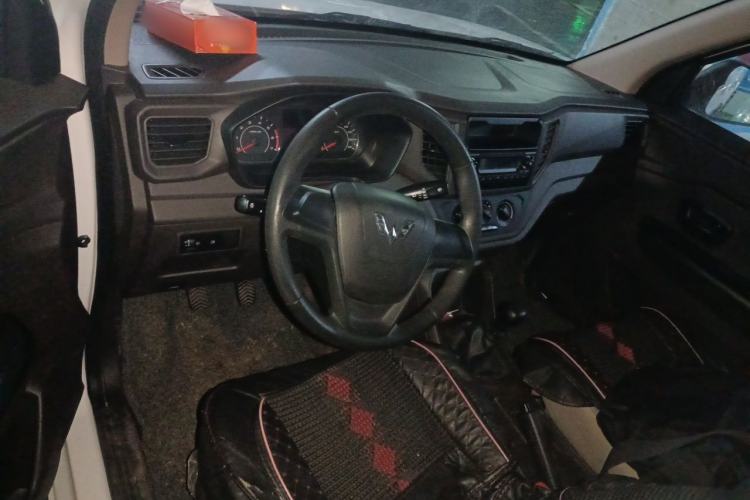 Used Wuling Hongguang V 2021 1.5L Jingqu Edition Enclosed-Window Vehicle LAR Center Console