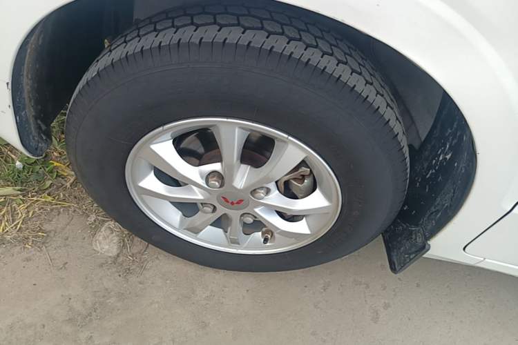 Used Wuling Hongguang V 2021 1.5L Enjoyment Edition LAR Left Front Wheel Hub