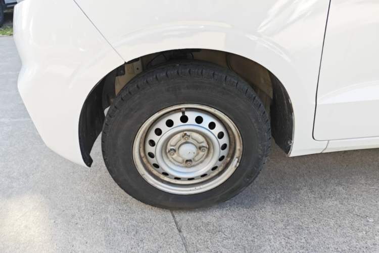 Used Wuling Hongguang V 2021 1.5L Jingqu Version LAR Left Front Wheel Hub