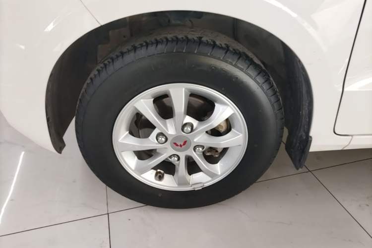 Used Wuling Hongguang V 2021 1.5L Refreshed Enjoyment Edition LAR Left Front Wheel Hub