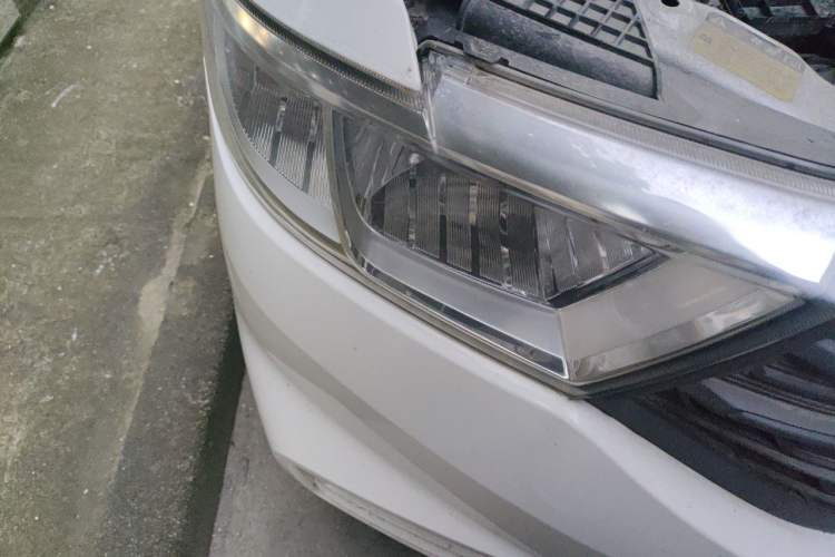 Used Wuling Hongguang V 2021 1.5L Jingqu Edition Enclosed-Window Vehicle LAR Right Front Headlight