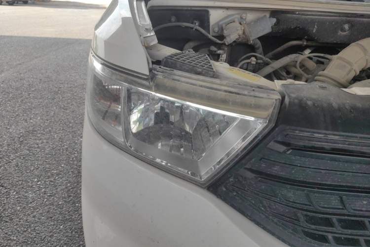 Used Wuling Hongguang V 2021 1.5L Jingqu Edition Enclosed-Window Vehicle LAR Right Front Headlight