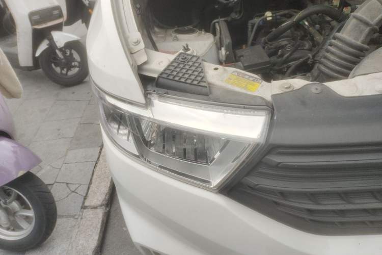 Used Wuling Hongguang V 2021 1.5L Jingqu Version LAR Right Front Headlight