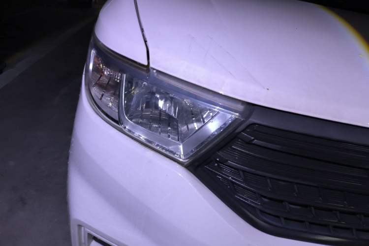 Used Wuling Hongguang V 2021 1.5L Jingqu Edition Enclosed-Window Vehicle LAR Right Front Headlight