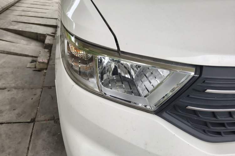 Used Wuling Hongguang V 2021 1.5L Jingqu Version LAR Right Front Headlight