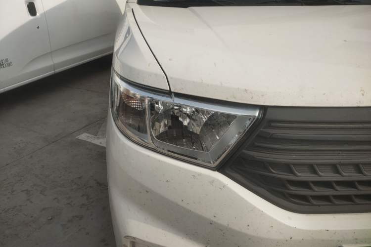 Used Wuling Hongguang V 2021 1.5L Jingqu Edition Enclosed-Window Vehicle LAR Right Front Headlight