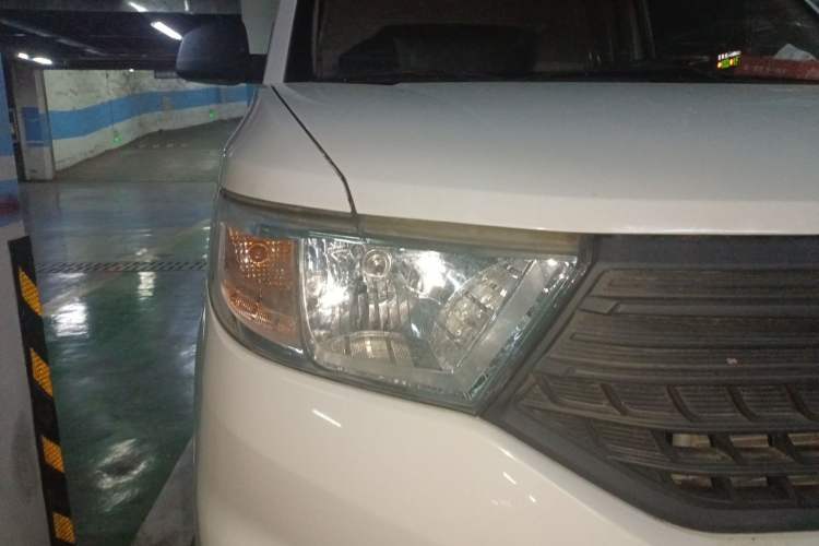 Used Wuling Hongguang V 2021 1.5L Jingqu Edition Enclosed-Window Vehicle LAR Right Front Headlight