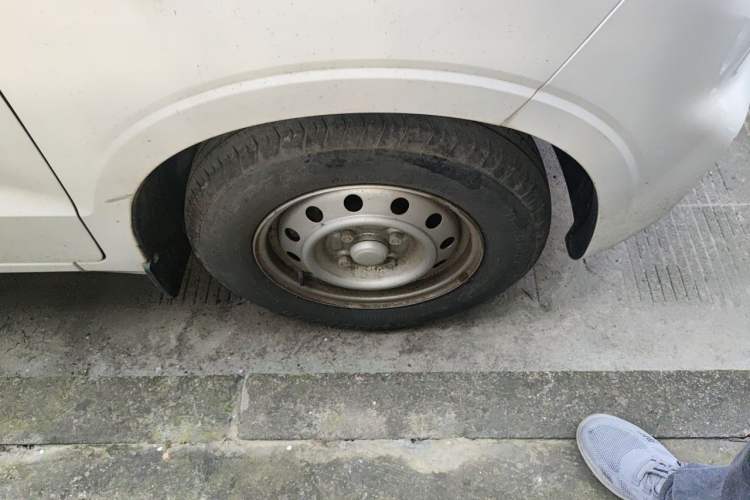 Used Wuling Hongguang V 2021 1.5L Jingqu Edition Enclosed-Window Vehicle LAR Right Front Wheel Hub