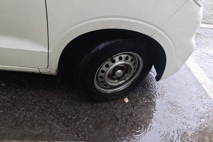 Used Wuling Hongguang V 2021 1.5L Jingqu Version LAR Right Front Wheel Hub