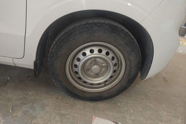 Used Wuling Hongguang V 2021 1.5L Jingqu Version LAR Right Front Wheel Hub