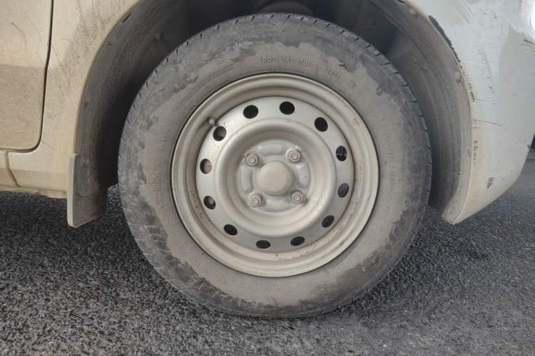 Used Wuling Hongguang V 2021 1.5L Jingqu Edition Enclosed-Window Vehicle LAR Right Front Wheel Hub
