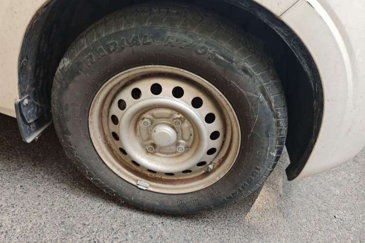 Used Wuling Hongguang V 2021 1.5L Jingqu Version LAR Right Front Wheel Hub