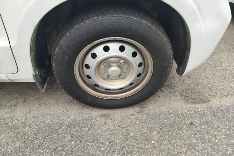 Used Wuling Hongguang V 2021 1.5L Jingqu Version LAR Right Front Wheel Hub