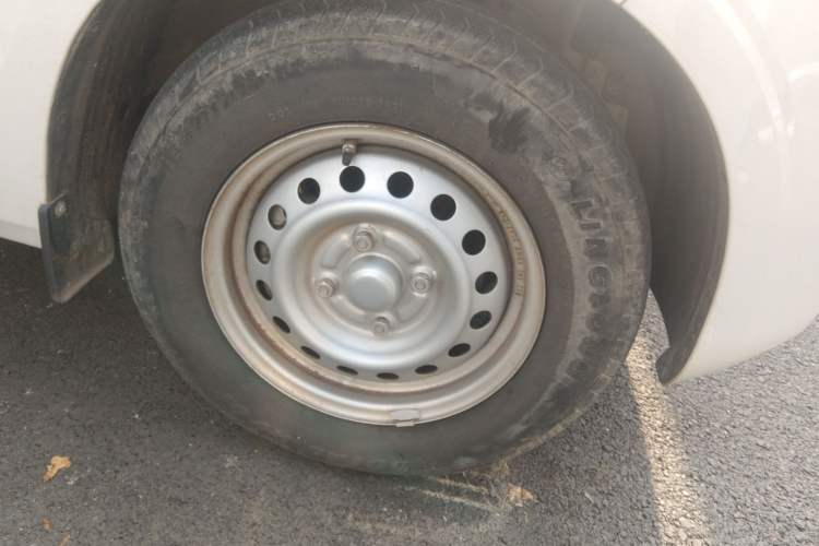 Used Wuling Hongguang V 2021 1.5L Jingqu Version LAR Right Front Wheel Hub