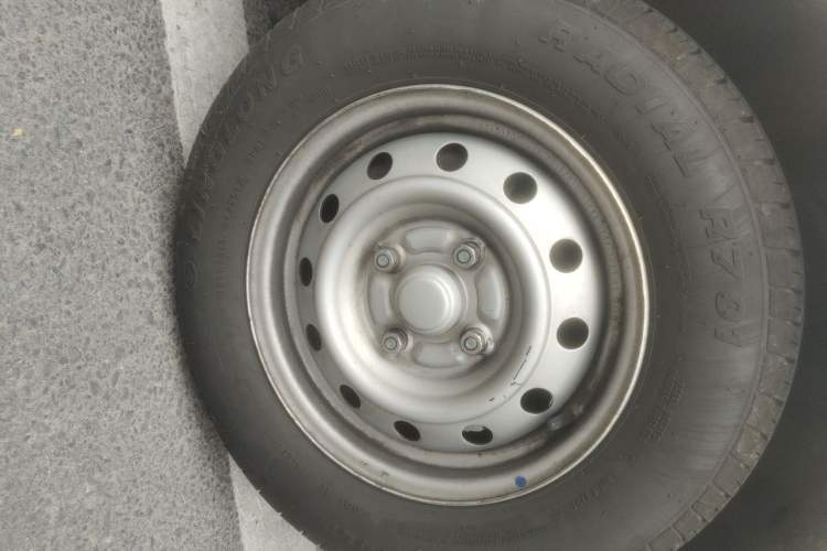 Used Wuling Hongguang V 2021 1.5L Jingqu Version LAR Right Front Wheel Hub