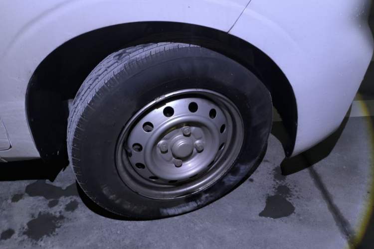 Used Wuling Hongguang V 2021 1.5L Jingqu Edition Enclosed-Window Vehicle LAR Right Front Wheel Hub