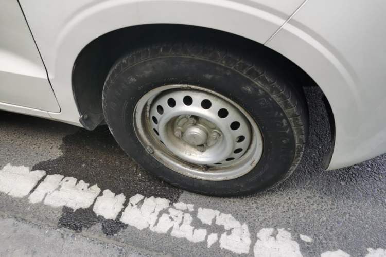 Used Wuling Hongguang V 2021 1.5L Jingqu Version LAR Right Front Wheel Hub