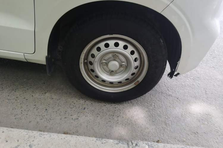 Used Wuling Hongguang V 2021 1.5L Enjoyment Edition LAR Right Front Wheel Hub