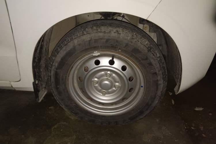 Used Wuling Hongguang V 2021 1.5L Jingqu Version LAR Right Front Wheel Hub
