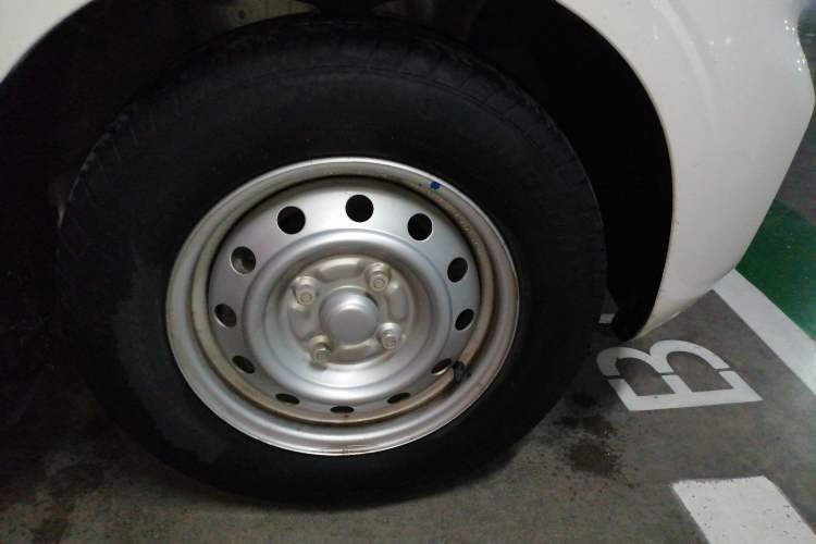 Used Wuling Hongguang V 2021 1.5L Jingqu Version LAR Right Front Wheel Hub