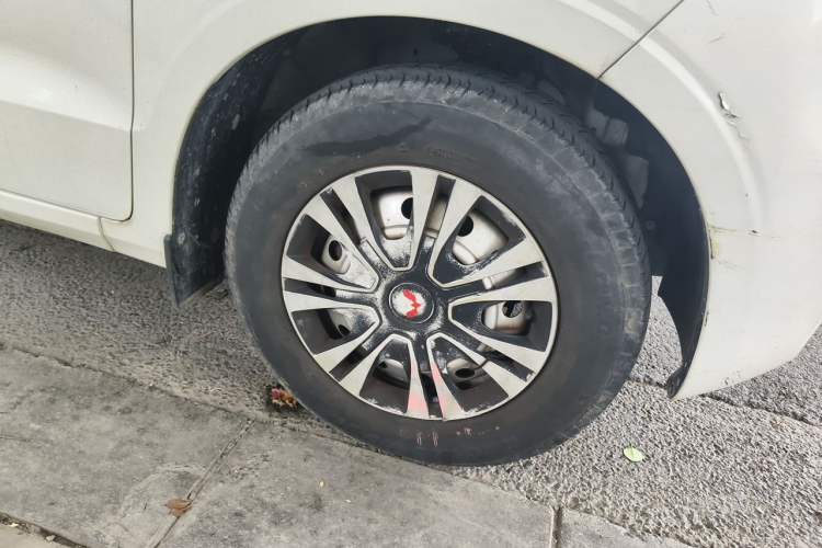 Used Wuling Hongguang V 2021 1.5L Jingqu Version LAR Right Front Wheel Hub