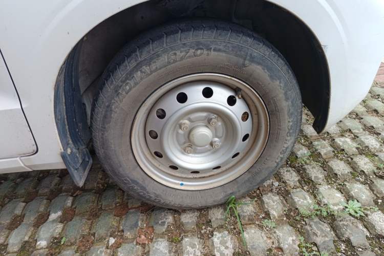 Used Wuling Hongguang V 2021 1.5L Jingqu Edition Enclosed-Window Vehicle LAR Right Front Wheel Hub