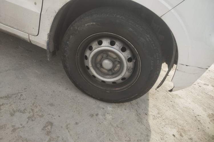 Used Wuling Hongguang V 2021 1.5L Jingqu Edition Enclosed-Window Vehicle LAR Right Front Wheel Hub