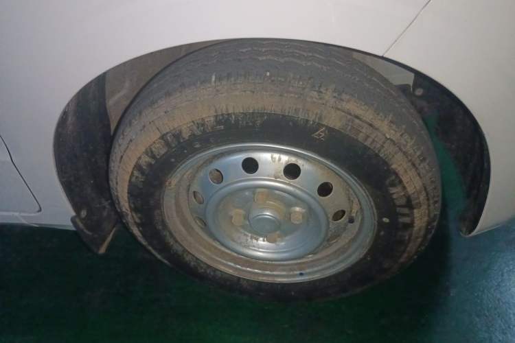 Used Wuling Hongguang V 2021 1.5L Jingqu Edition Enclosed-Window Vehicle LAR Right Front Wheel Hub