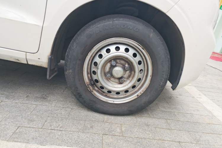 Used Wuling Hongguang V 2021 1.5L Jingqu Version LAR Right Front Wheel Hub